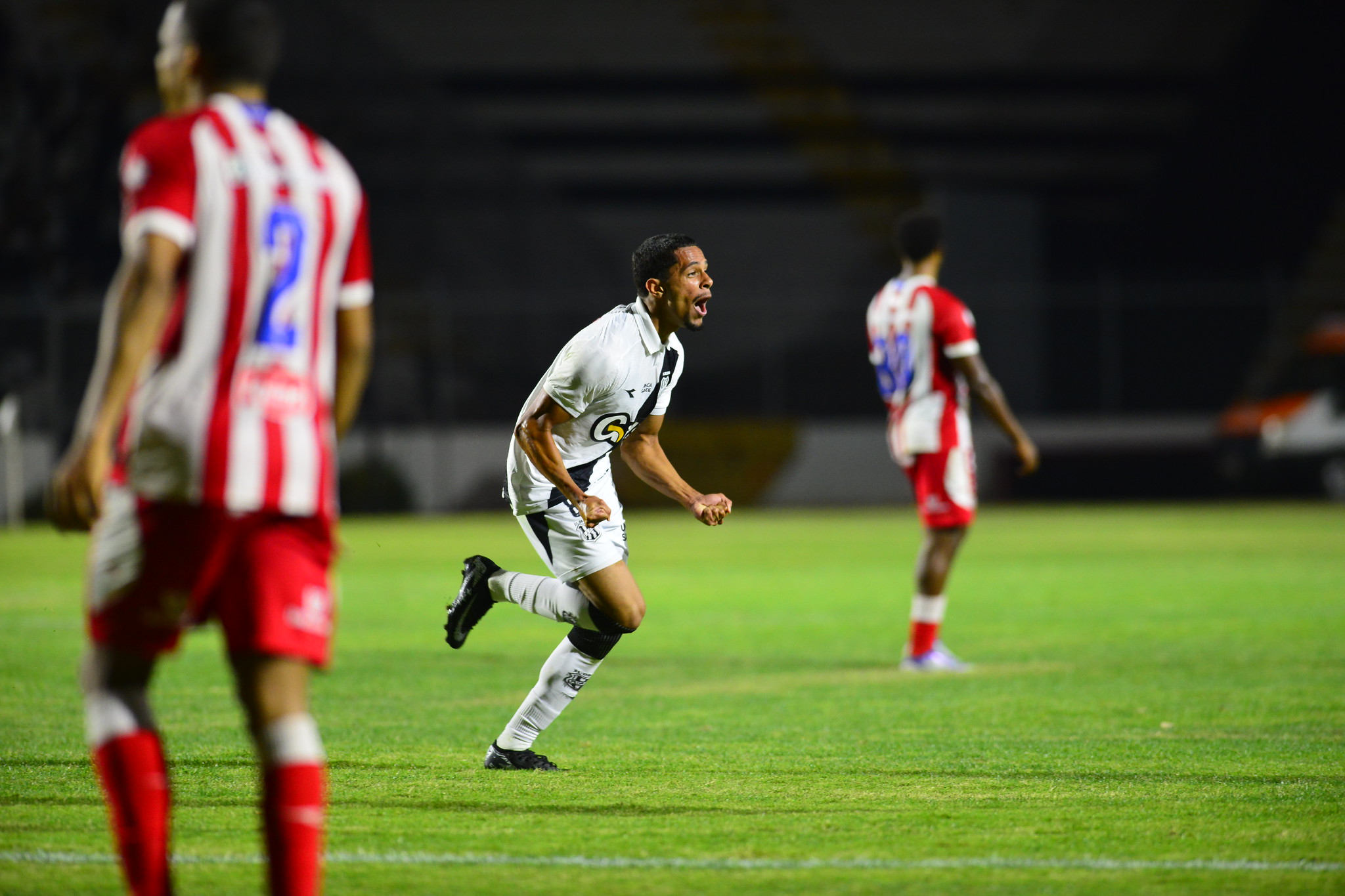 Autor do “gol do acesso”, Miguel renova contrato com a Ponte Preta até 2028