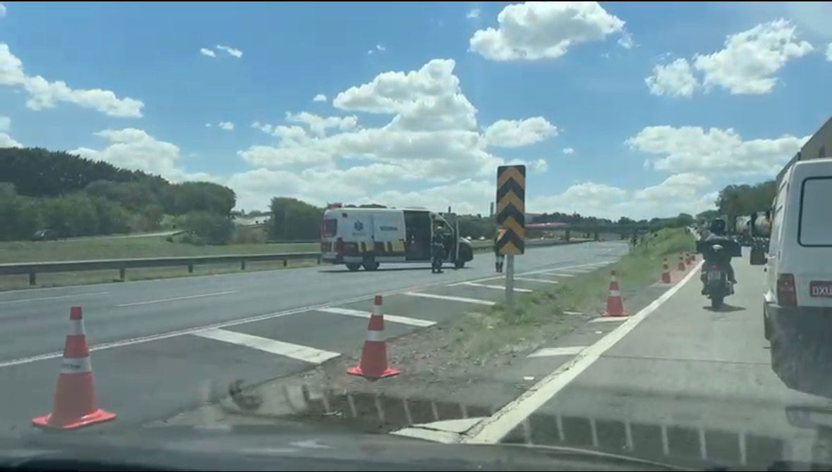 Caminhão com botijões de gás tomba na Bandeirantes