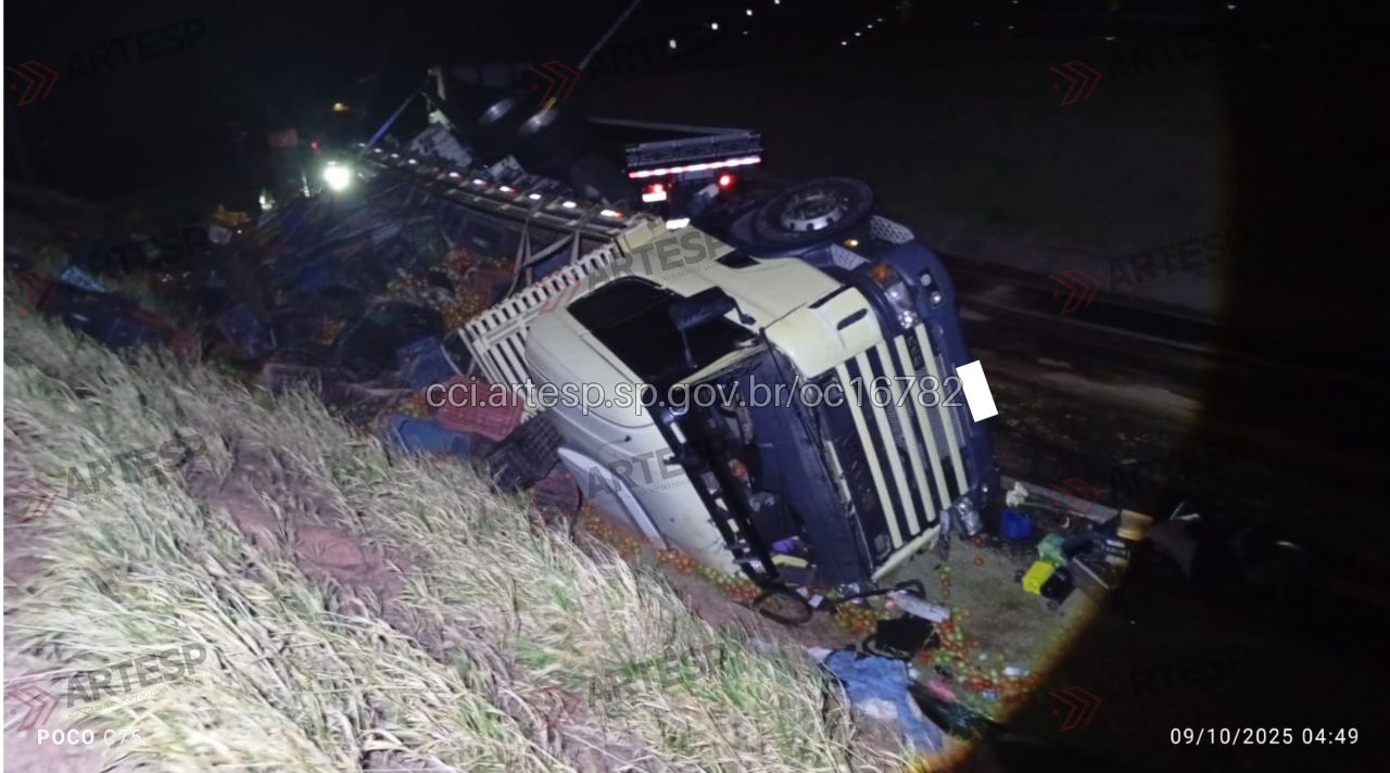 Caminhão tomba e fecha acesso do Anel Viário à Miguel Melhado, em Campinas
