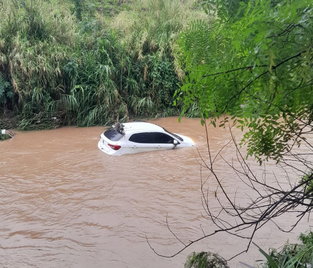 Carro é encontrado dentro do Rio Capivari em Campinas; ninguém estava dentro