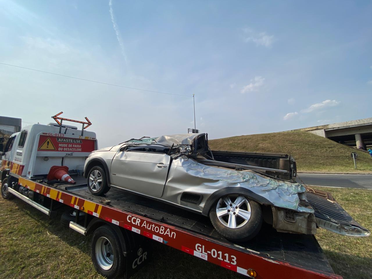 Carro é esmagado por caçamba de lixo na Anhanguera em Sumaré 