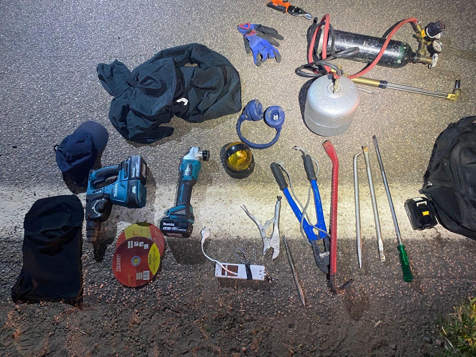 Carro roubado é abandonado após perseguição policial na Rodovia Santos Dumont 