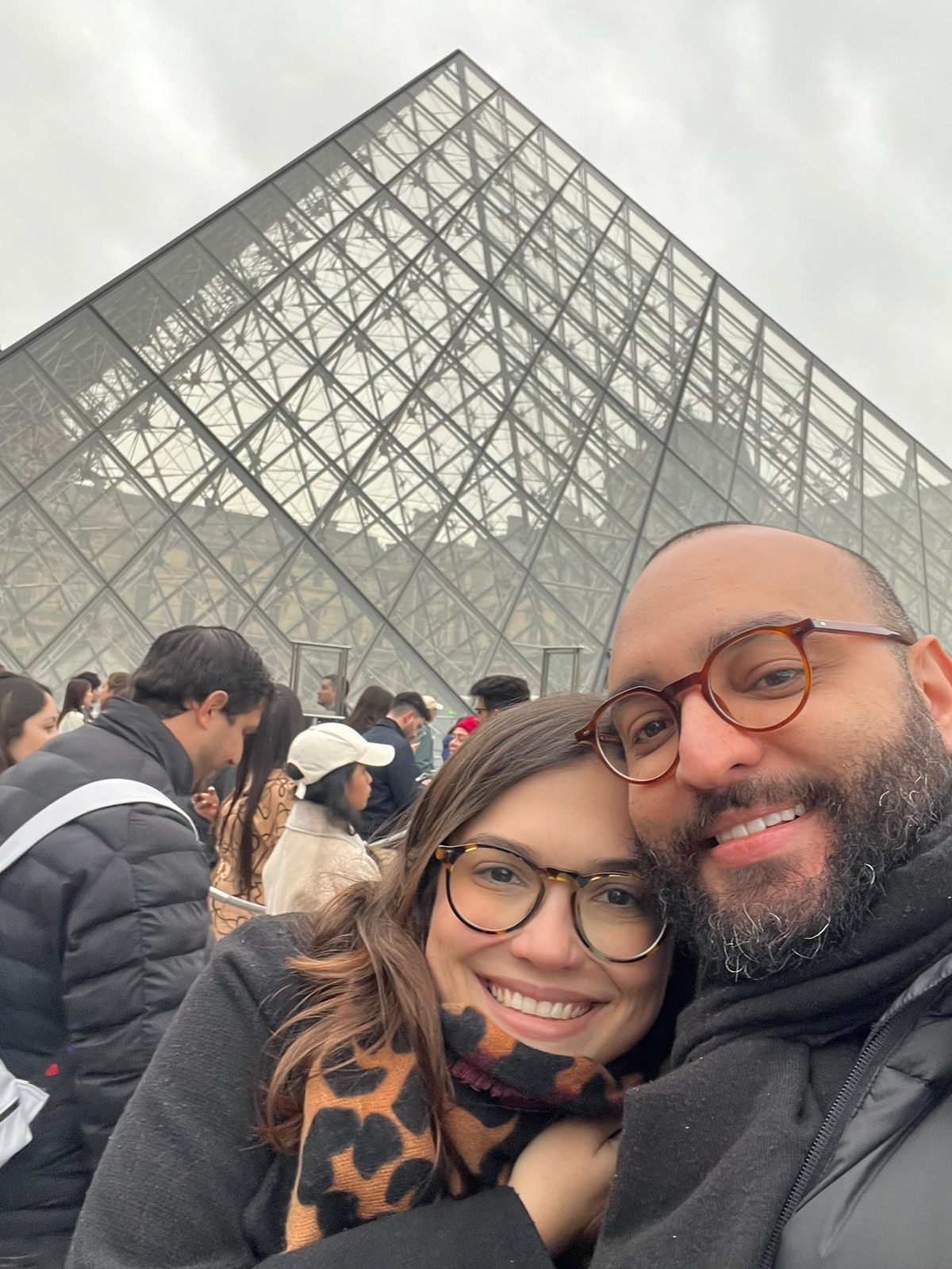 Casal de Campinas testemunha roubo histórico ao Louvre, em Paris