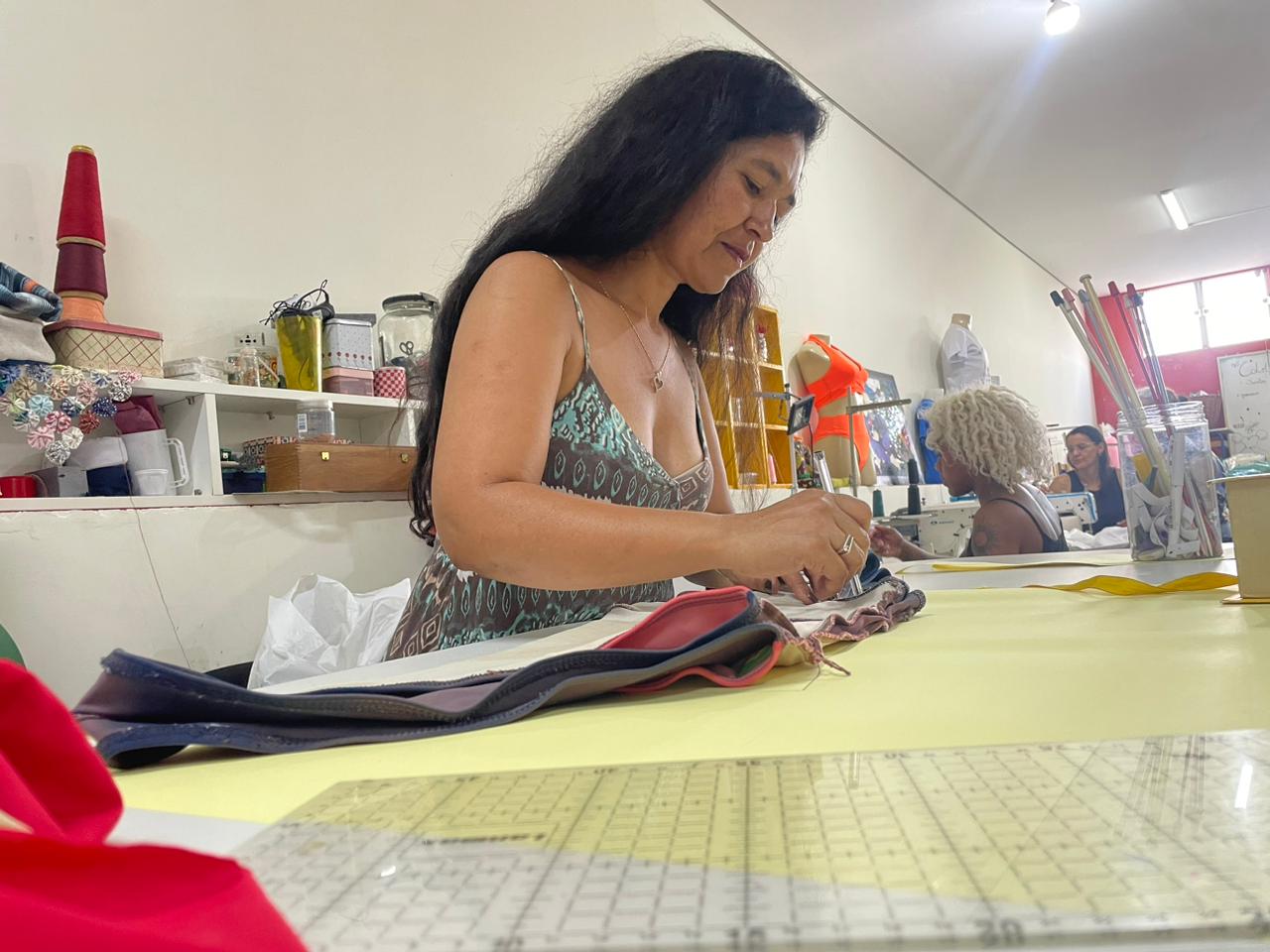 Curso de corte e costura ajuda a mudar vida de mulheres em situação de vulnerabilidade em Campinas