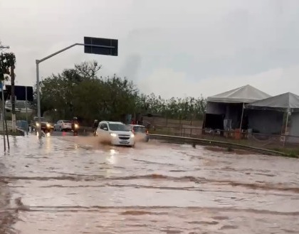 Forte chuva causa alagamentos e estragos na região de Campinas