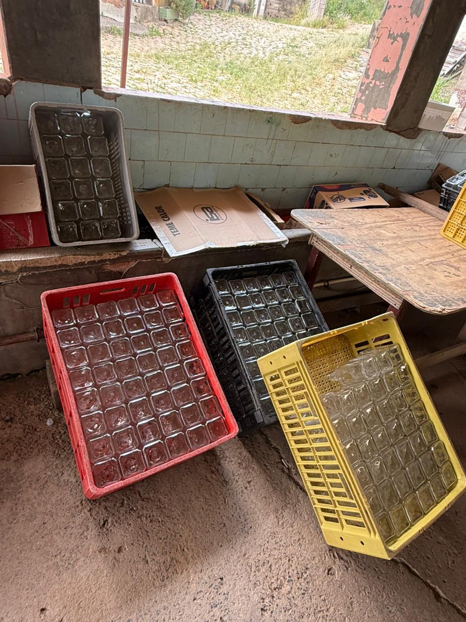 Polícia Civil apreende centenas de garrafas de bebidas em galpão em Sousas