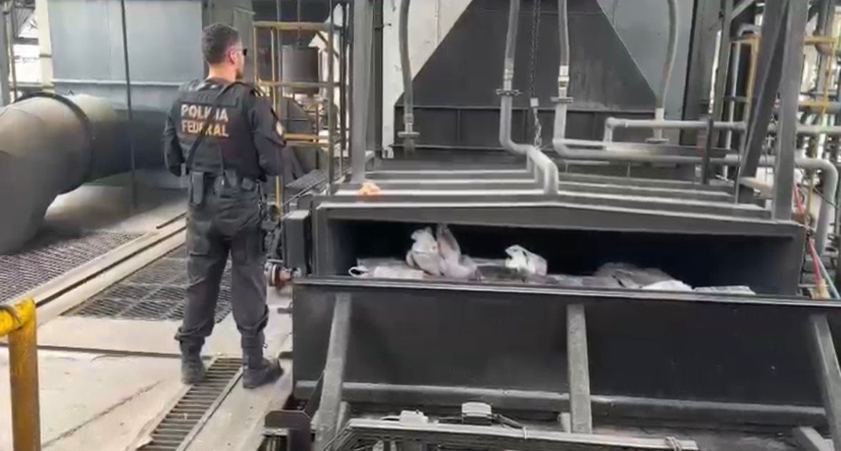 Polícia Federal incinera toneladas de drogas após apreensões em Viracopos