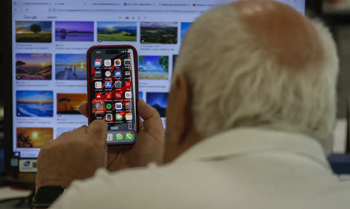 Procon aponta que 54% dos idosos têm dificuldade em usar aplicativos para compras e serviços