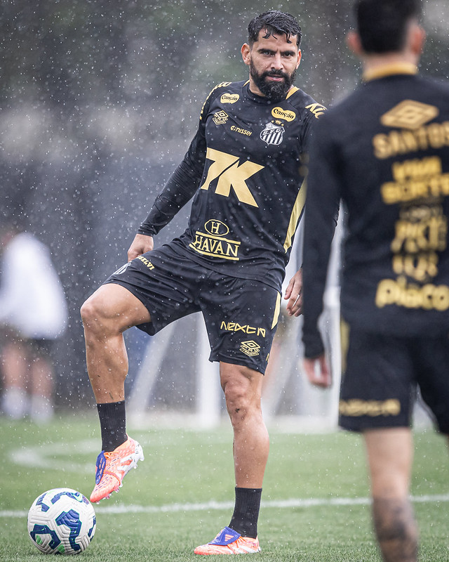 Santos pode ter desfalque de Tomás Ríncon no clássico contra Corinthians