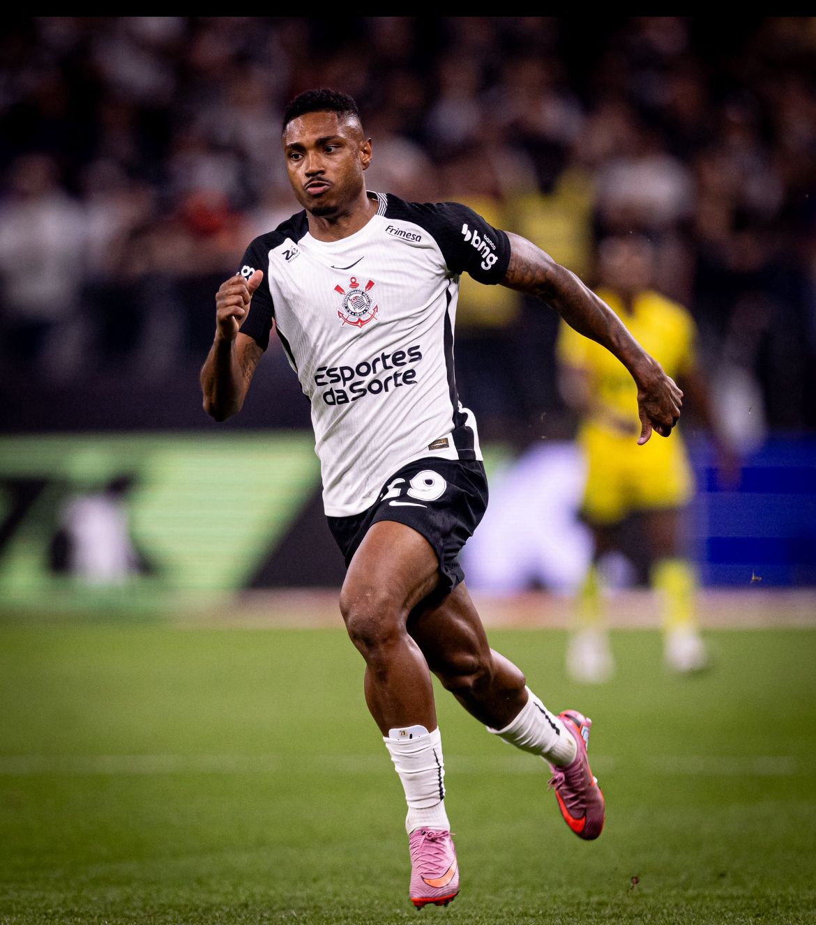 Corinthians perde meia-atacante Vitinho com lesão no joelho