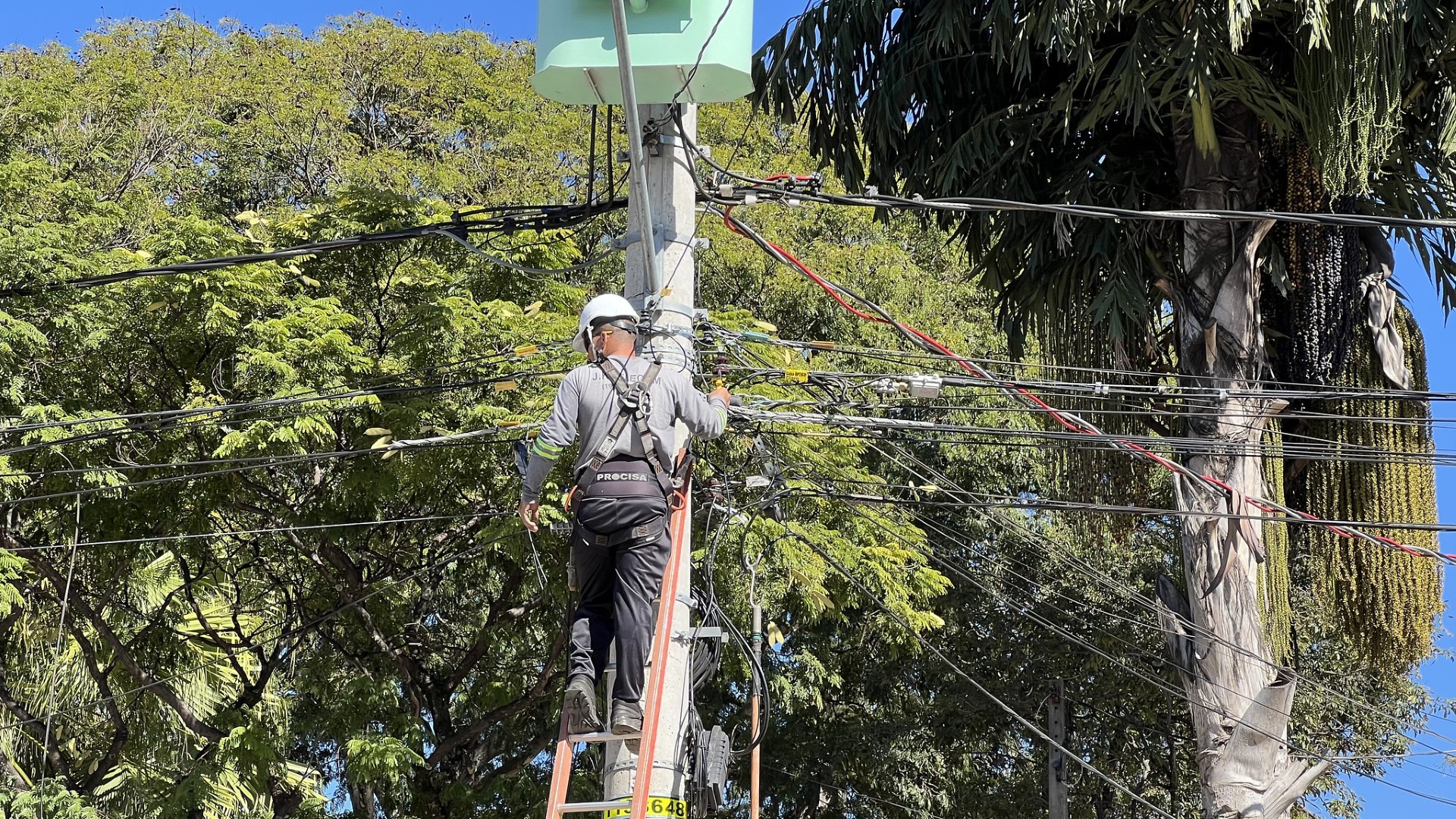 Valinhos retira quase 7 toneladas de fios soltos em postes na região central