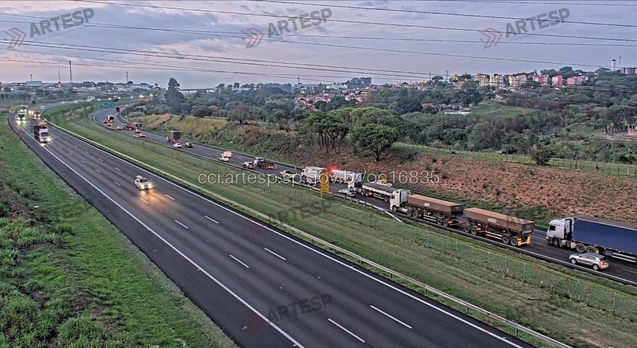 Motociclista morre após acidente com fuga de veículos na Rodovia dos Bandeirantes 