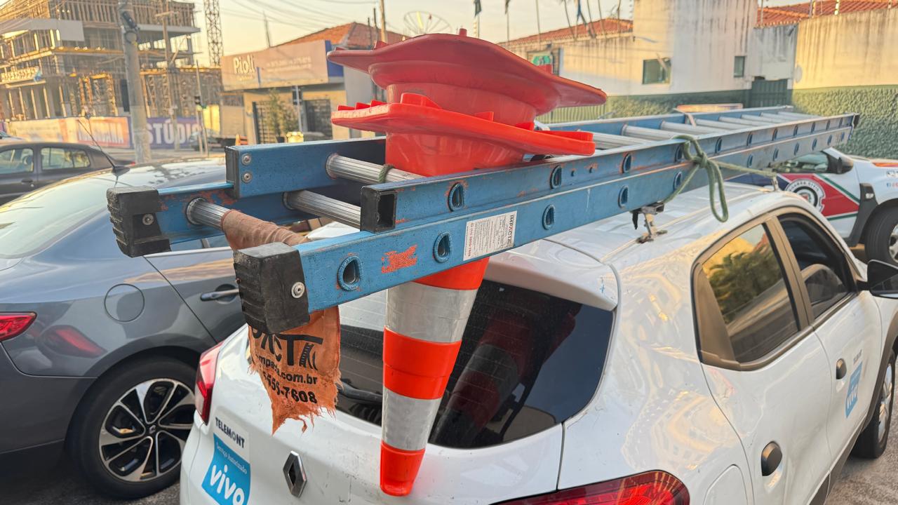 Guarda de Indaiatuba prende trio que usava carro adesivado da Vivo para furtar fiação