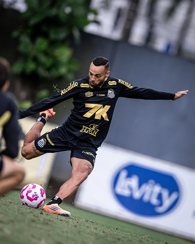 Santos faz final por fuga do Z4 contra o Vitória nesta noite na Vila Belmiro