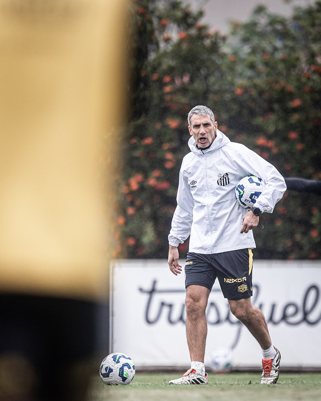 Santos poderá ter mudanças no meio-campo para enfrentar o Corinthians