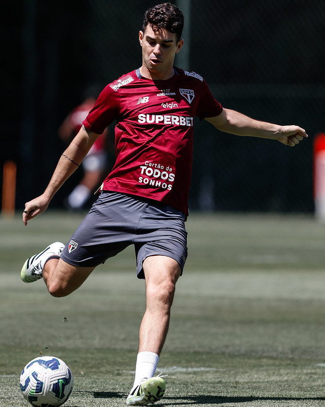 Oscar sente panturrilha e desfalca São Paulo no Campeonato Brasileiro