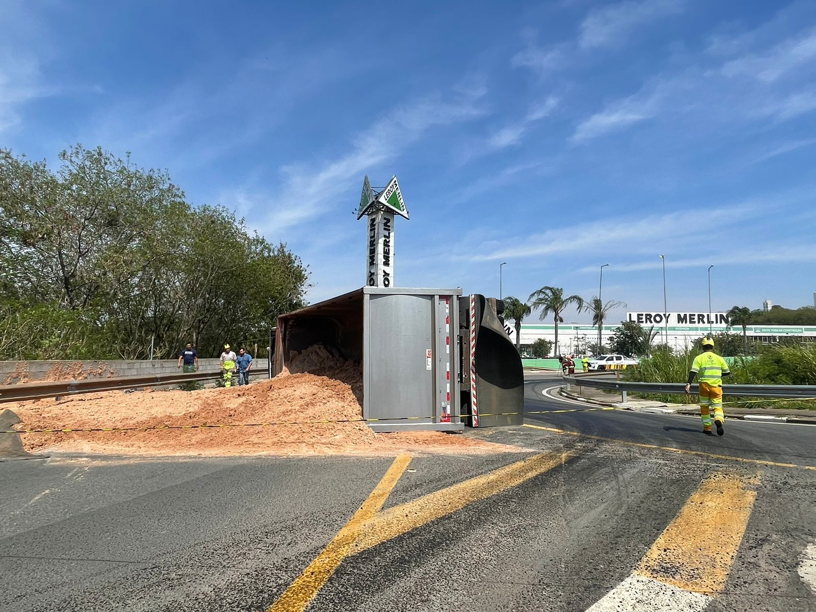 Carreta com areia tomba e interdita alça de acesso da Anhanguera em Campinas