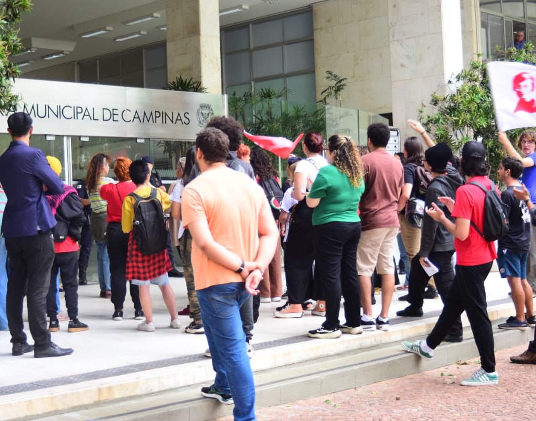Movimento de mulheres realiza protesto por cessão de imóvel nesta segunda