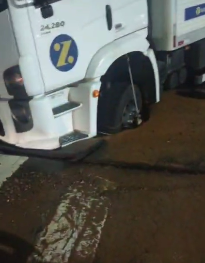 Caminhão cai em buraco aberto por rompimento de adutora de água em Valinhos