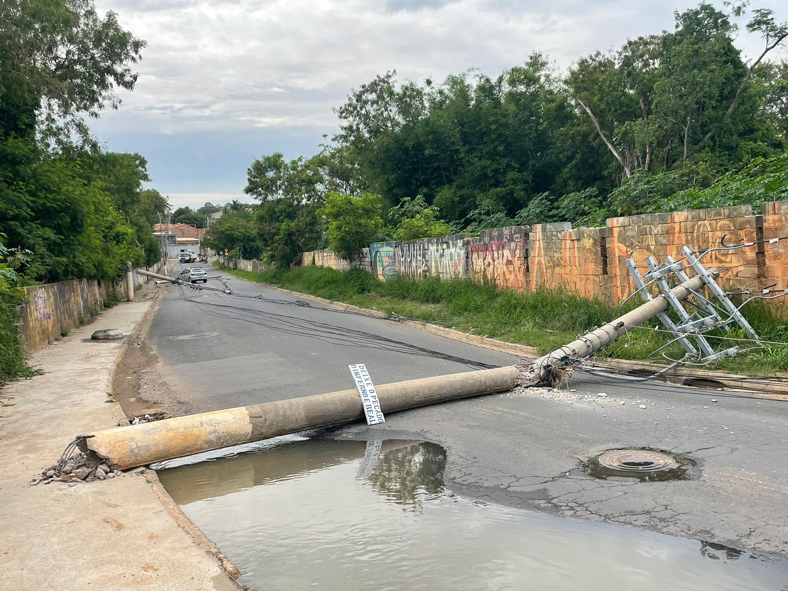 Campo Belo tem vazamento de esgoto após motorista derrubar postes e causar queda de energia em ETE