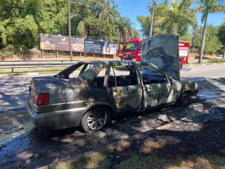 Carro em pane mecânica pega fogo na saída de Campinas