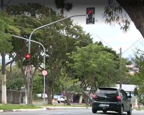 Flagrantes de motoristas avançando sinal vermelho aumentam 24% em Campinas