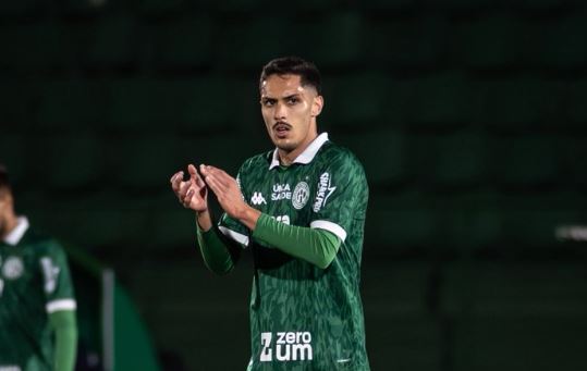 Guarani anuncia renovação de contrato com Vinicius Yuji