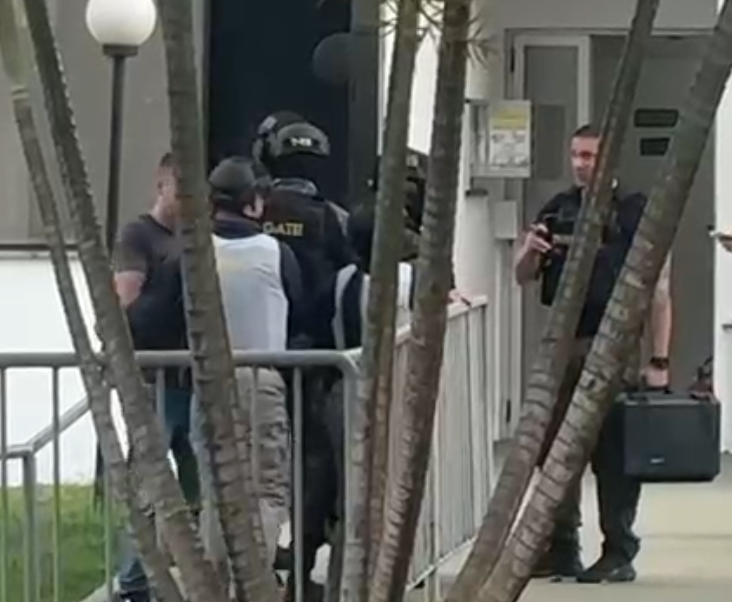 Homem que se trancou com filhos em apartamento paga fiança e é liberado