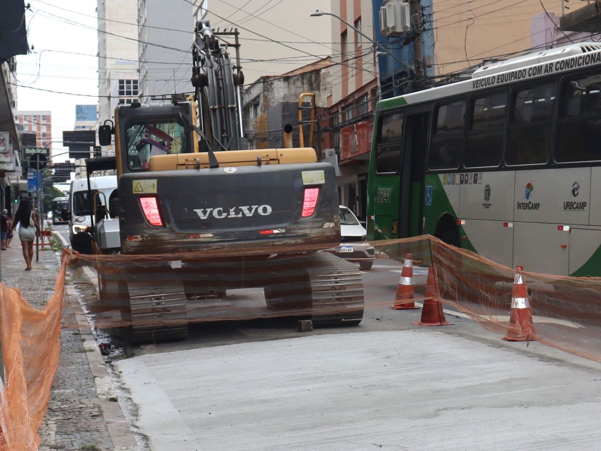 Obras de piso rígido para ônibus mudam tráfego na Buarque de Macedo a partir desta segunda