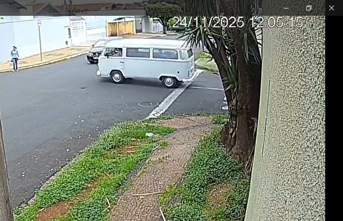 Motorista é arremessado de kombi após colisão em cruzamento de Piracicaba 