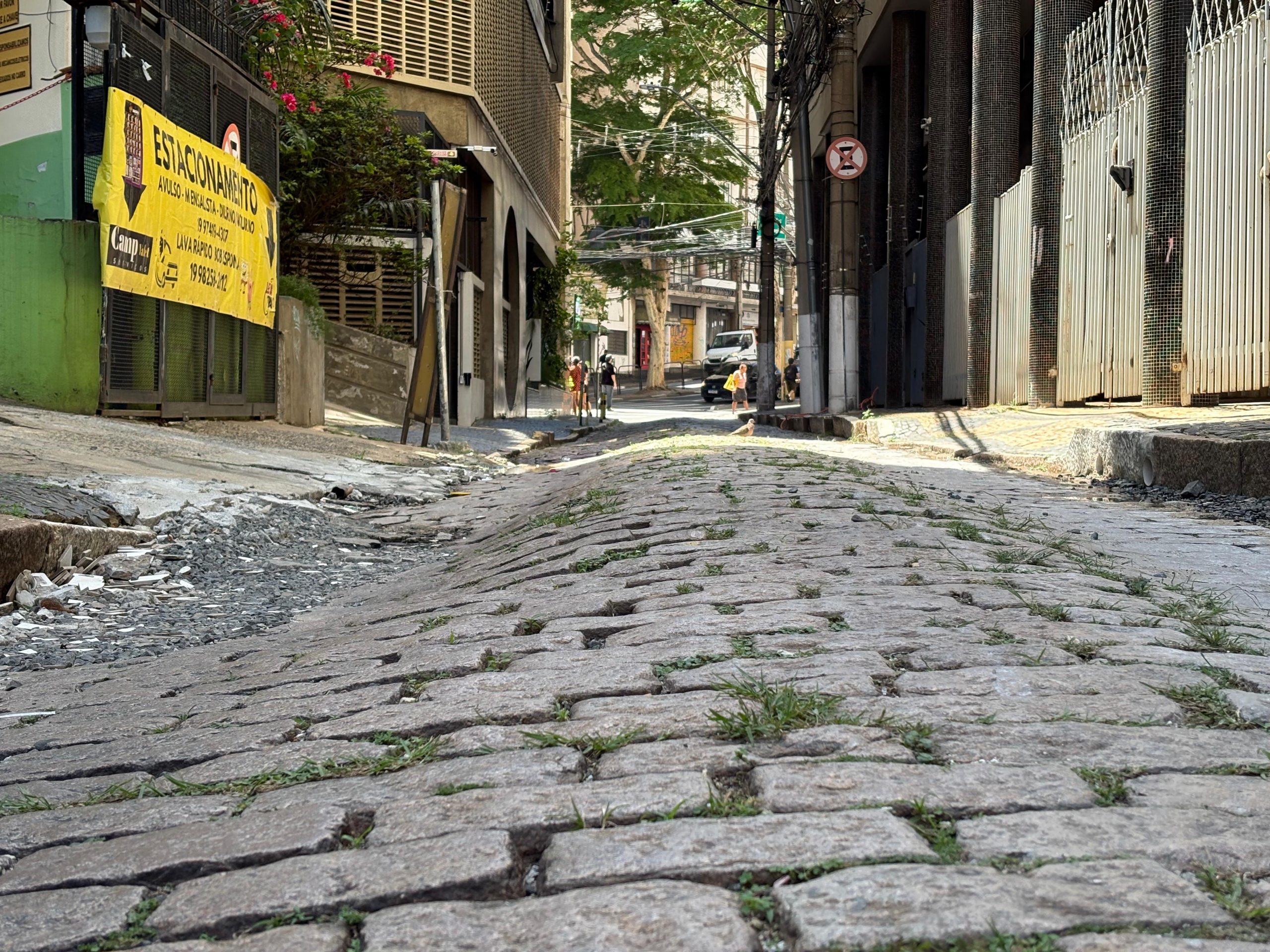 Paralelepípedos afundam e irritam moradores no Centro de Campinas