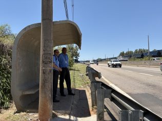 Passarela às escuras causa insegurança às margens da rodovia SP-101, em Campinas