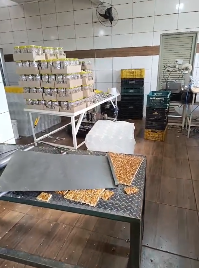 Polícia Civil fecha fábrica clandestina de doces no Jardim Itaguaçu