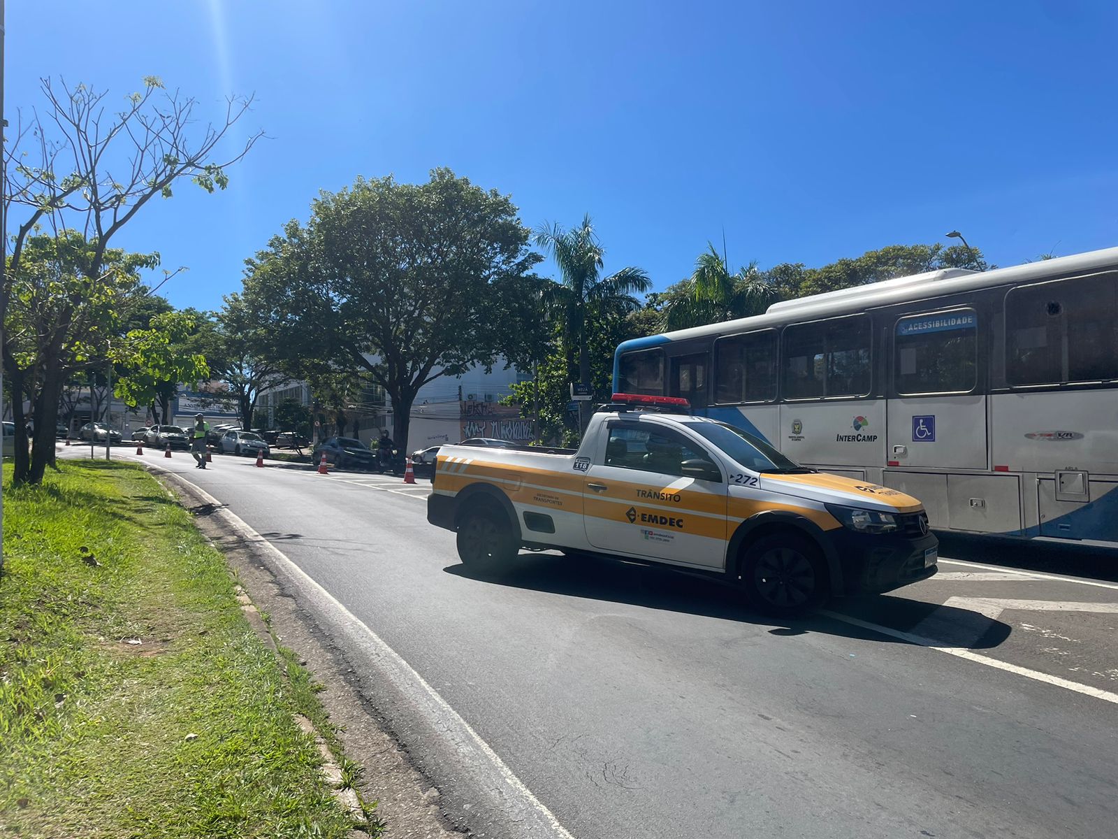 Prefeitura vistoria viaduto após motorista ser atingido por pedaço de concreto
