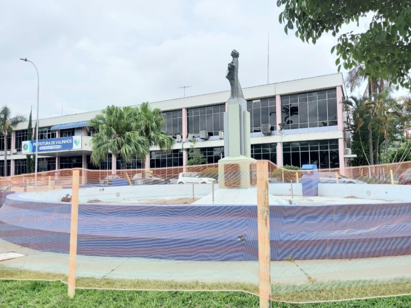 Fonte em frente à Prefeitura de Valinhos passa por etapa final de reforma