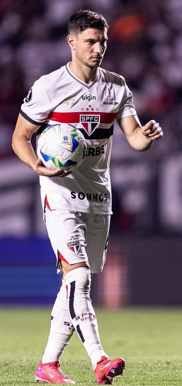 Cedric volta aos treinamentos no São Paulo e anima técnico Hernán Crespo
