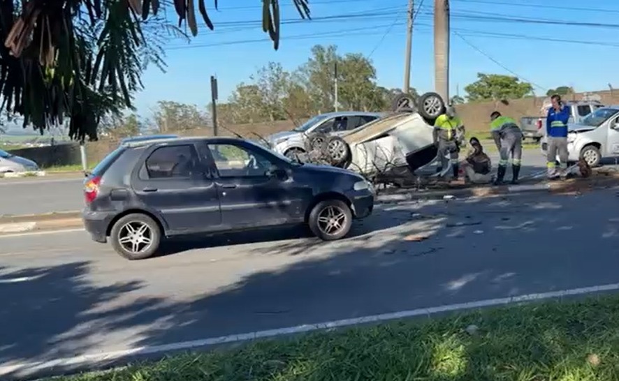 Carro capota após acidente na Rod. Francisco Von Zuben, em Campinas 