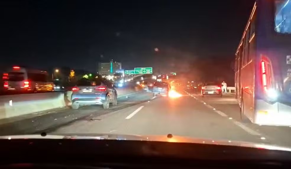 Carro pega fogo depois de acidente na D.Pedro I; duas pessoas ficaram feridas 