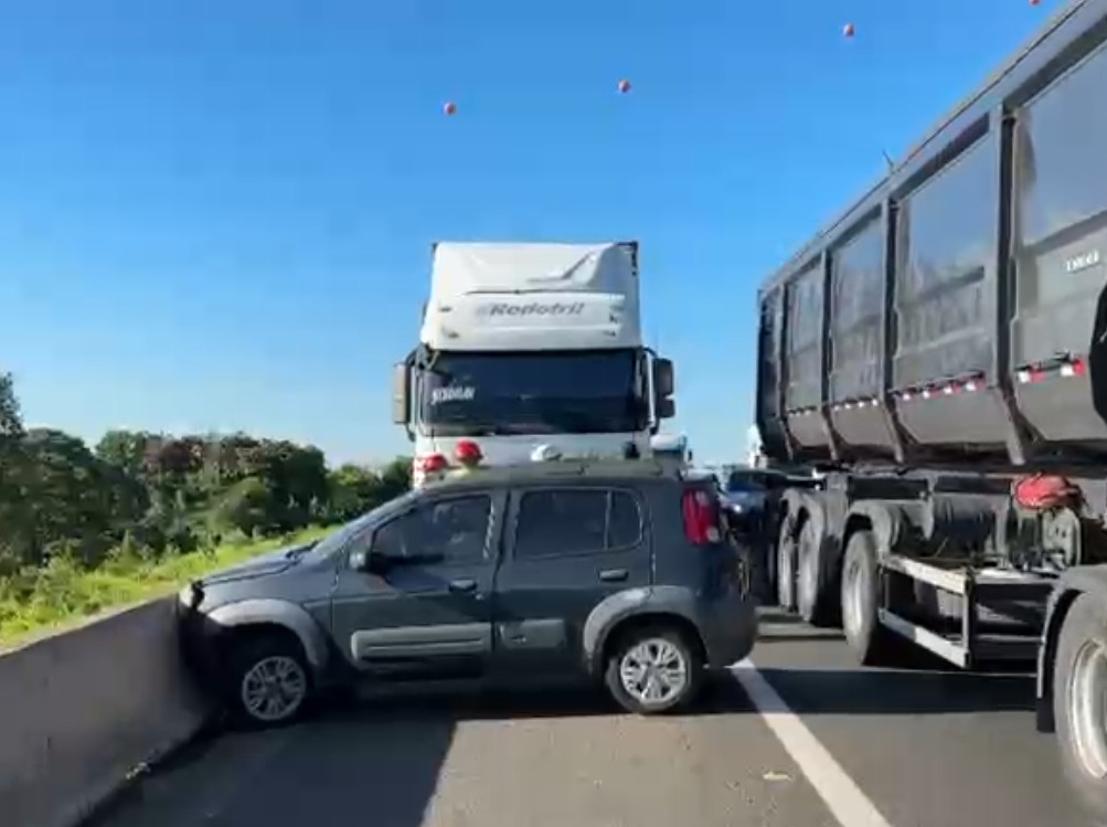 Acidente entre carro e carreta causa congestionamento no Anel Viário Magalhães Teixeira