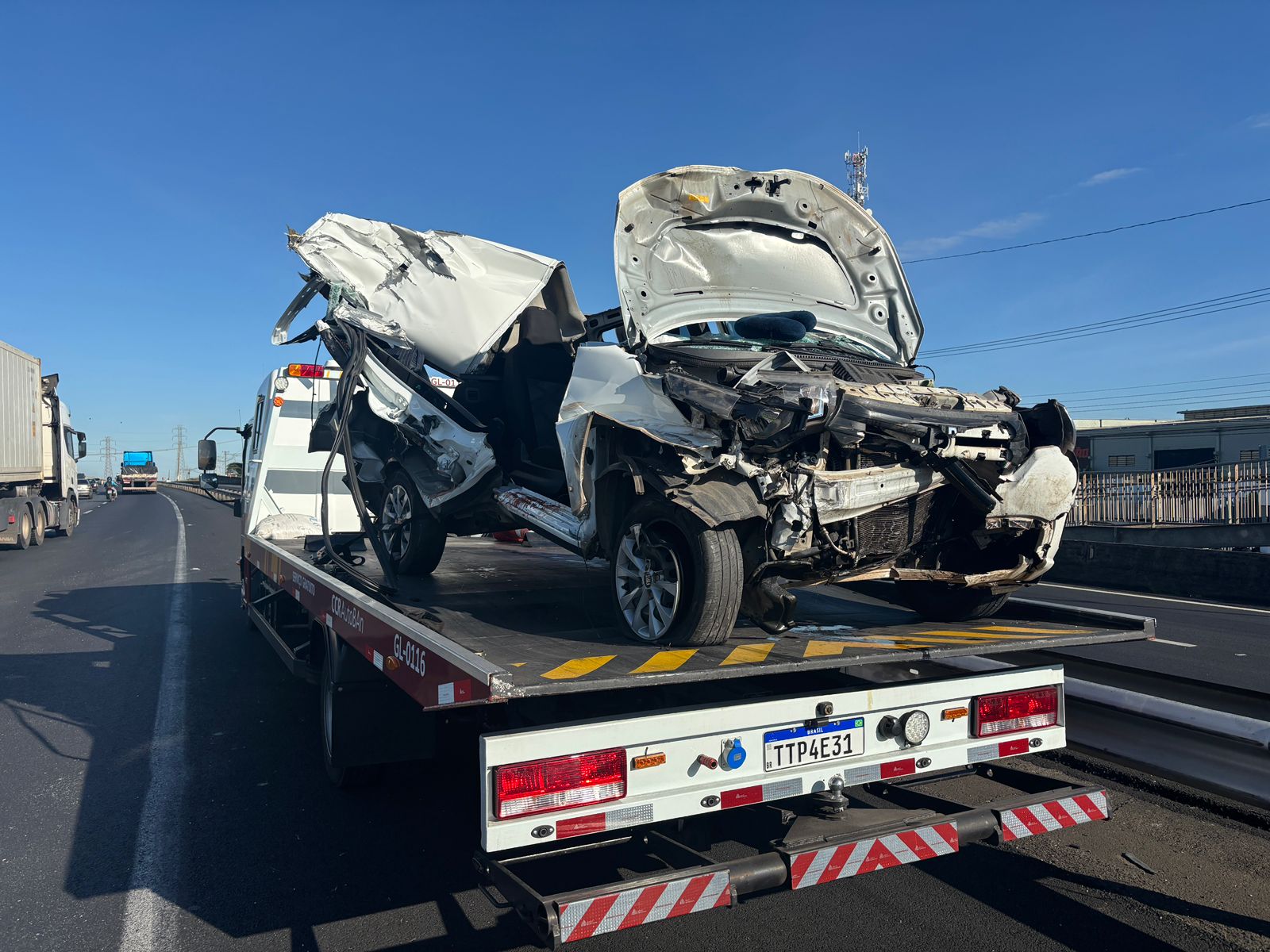 Acidente entre carro e carreta provoca lentidão na Rodovia Anhanguera