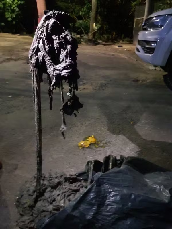 Americana encontra 30 kg de tecido obstruindo rede de esgoto após denúncia de descarte irregular
