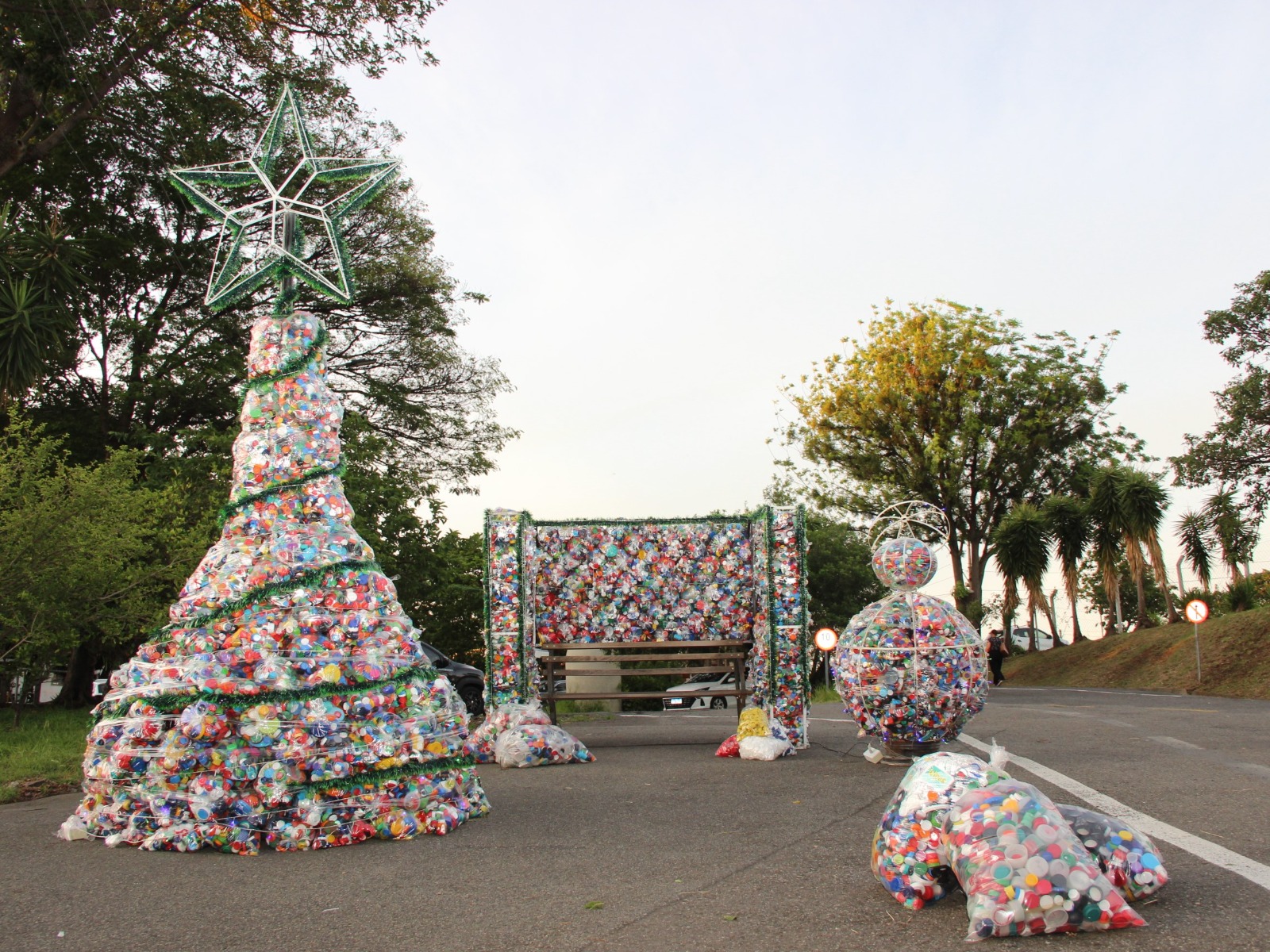 Árvore de Natal feita com 206 mil tampinhas celebra solidariedade na Emdec