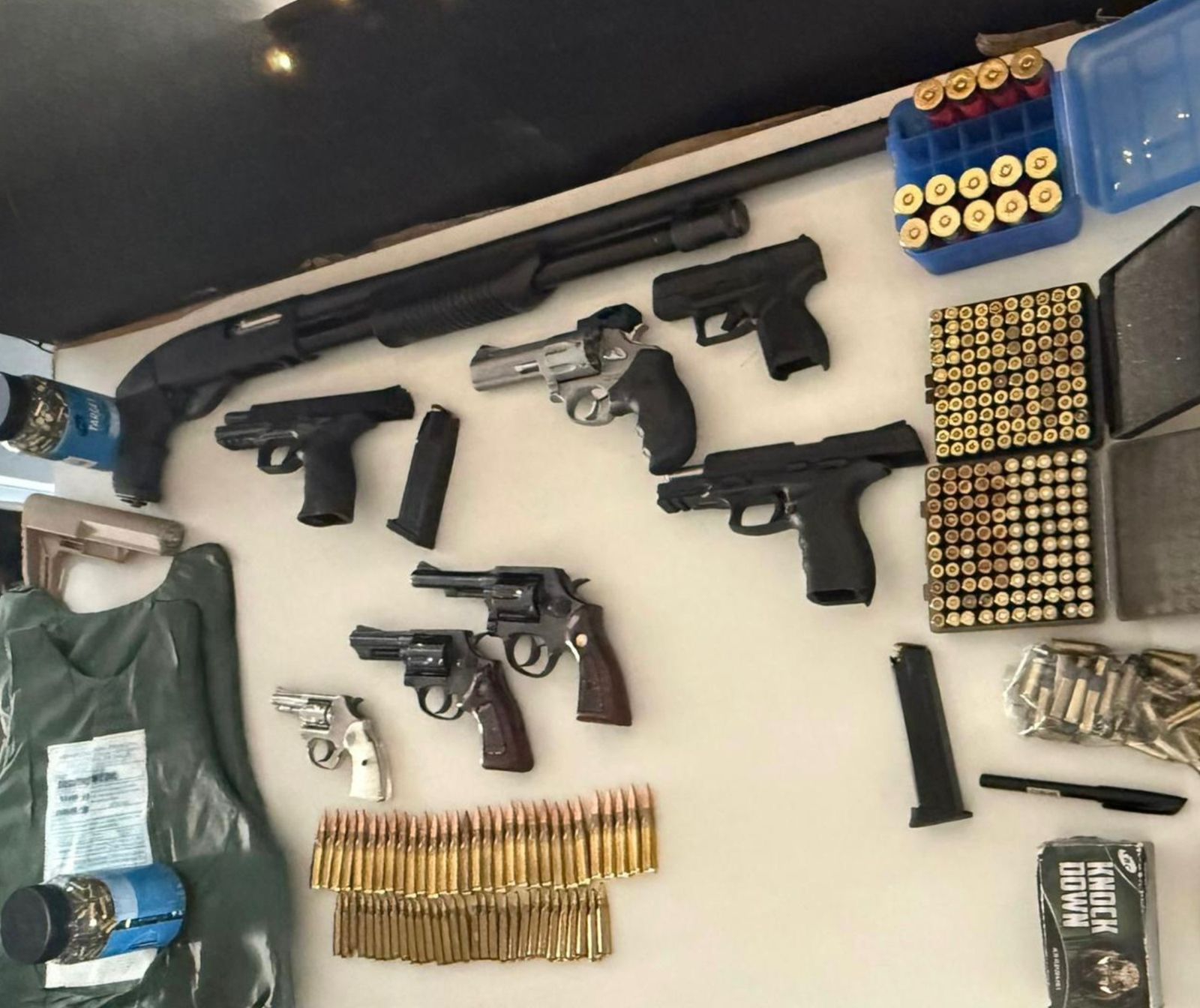 Baep encontra cofre com armas e munições no Jd. Campos Elíseos, em Campinas