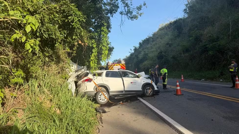 Batida entre ônibus fretado e carro deixa uma pessoa morta em Itapira
