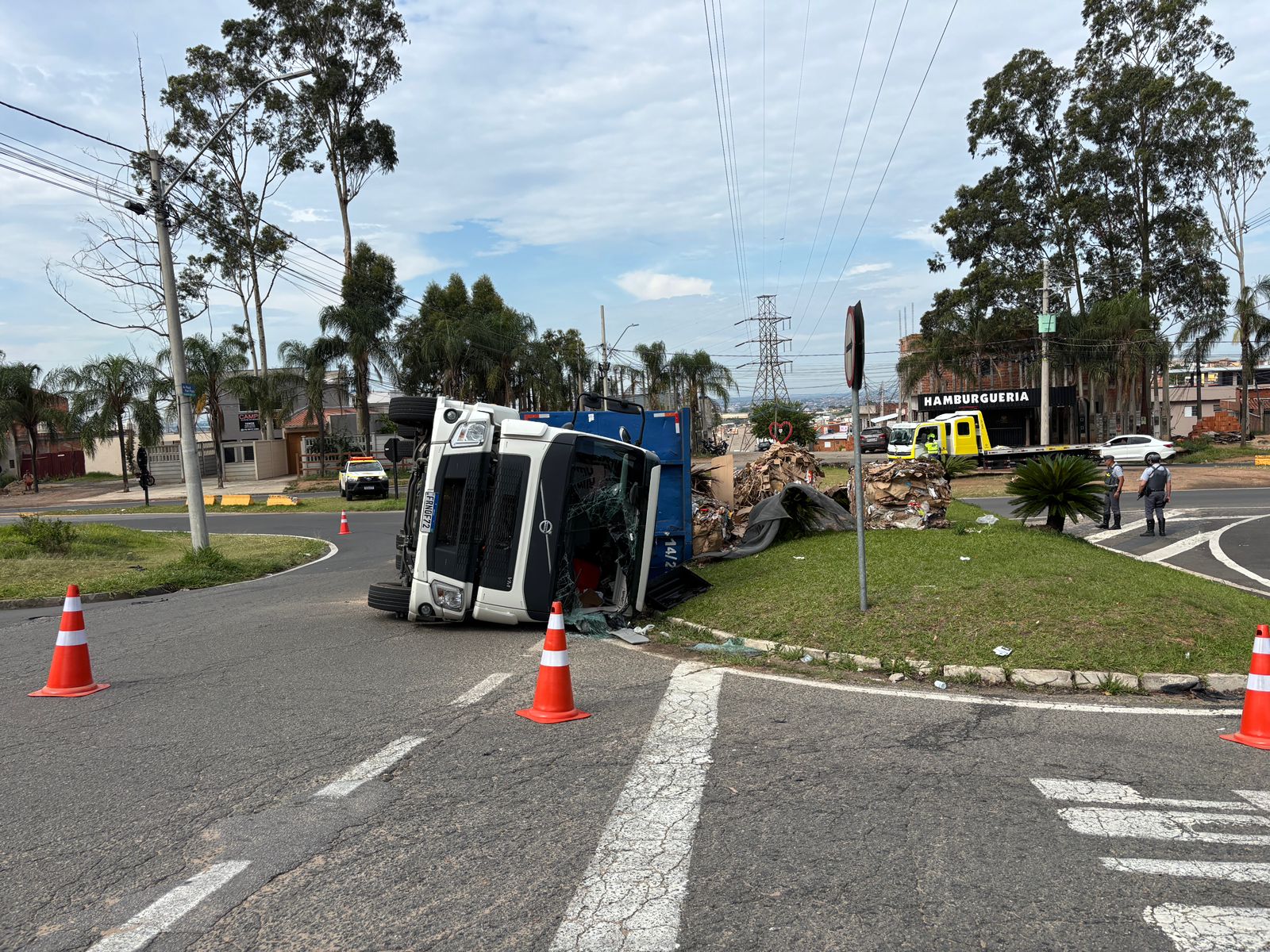 Caminhão tomba e deixa dois feridos em Campinas