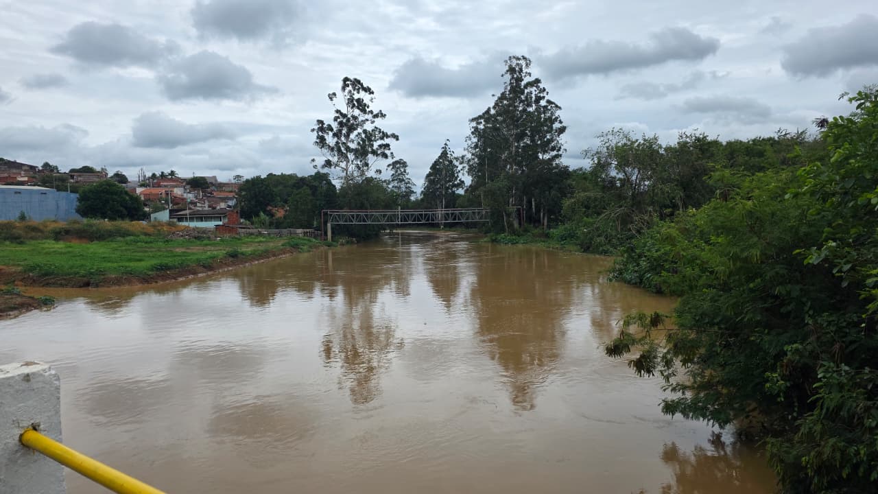 Defesa Civil mantém atenção após chuva na região; Rio Capivari alaga em duas cidades