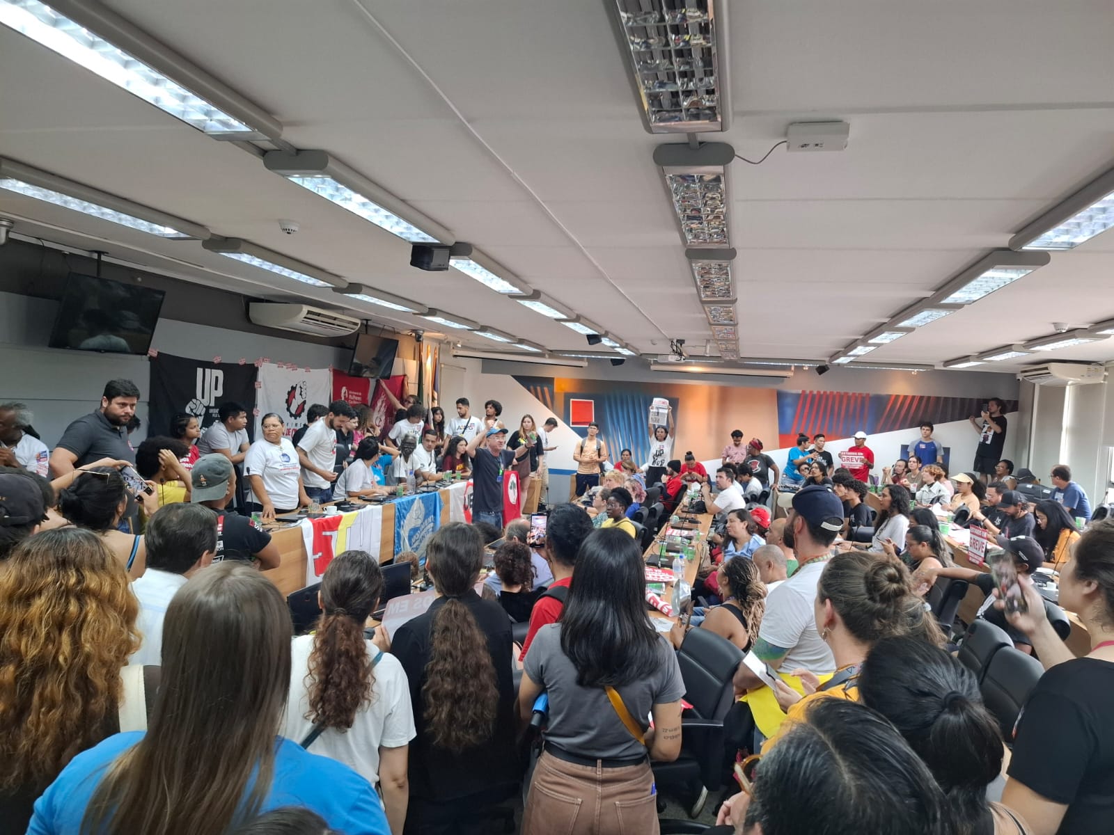Manifestantes contra autarquização do HC invadem auditório e reunião do Consu é suspensa