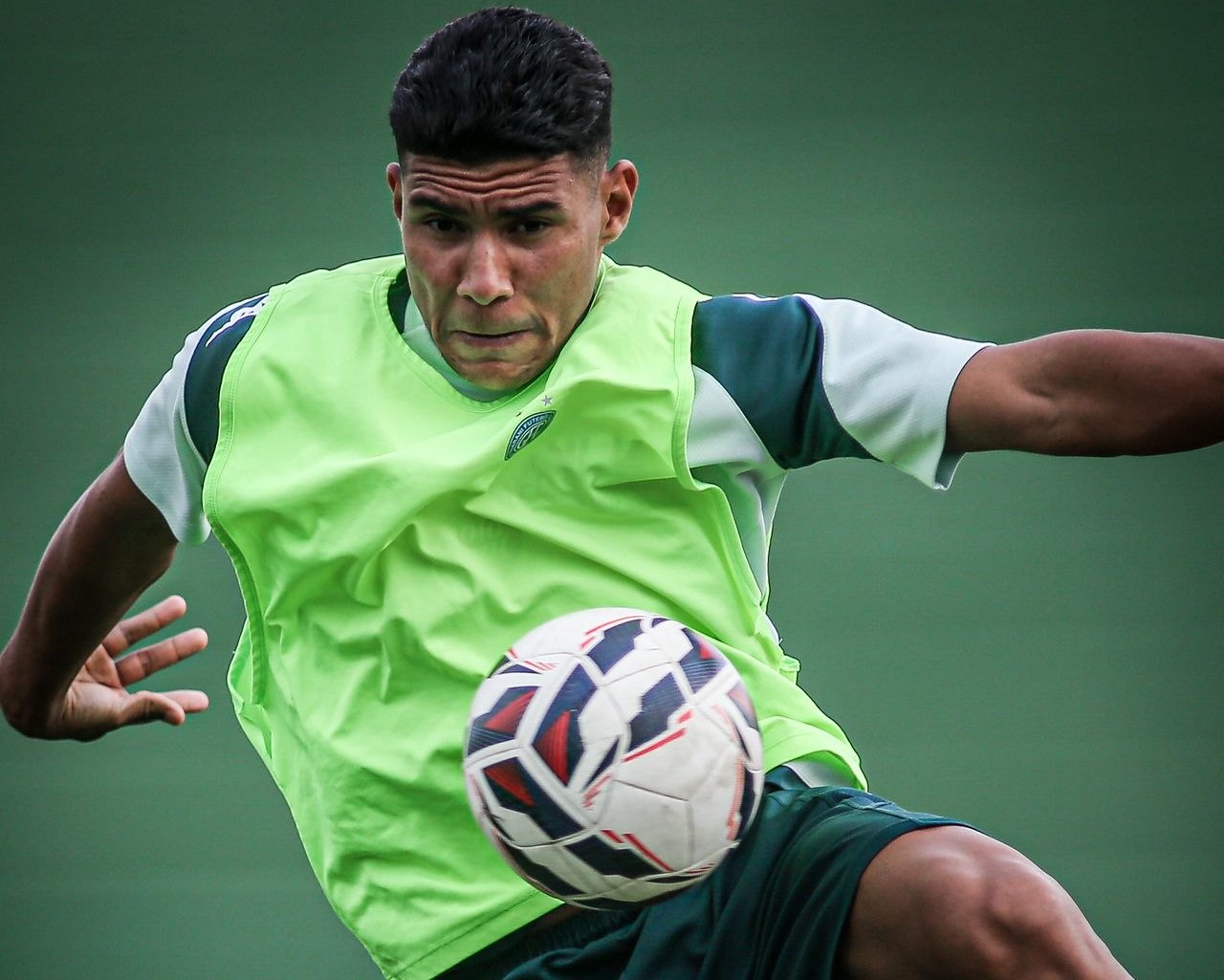 Guarani confirma renovação com meia Kauã Jesus