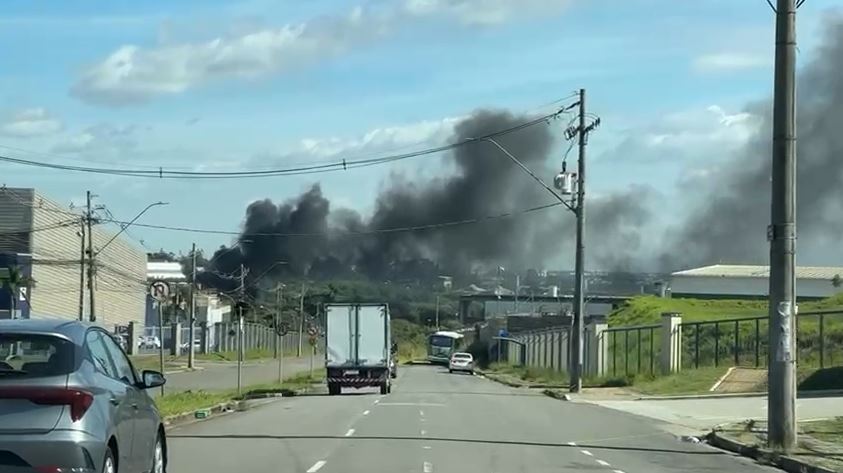 Incêndio atinge área de mata com descarte irregular de lixo em Campinas