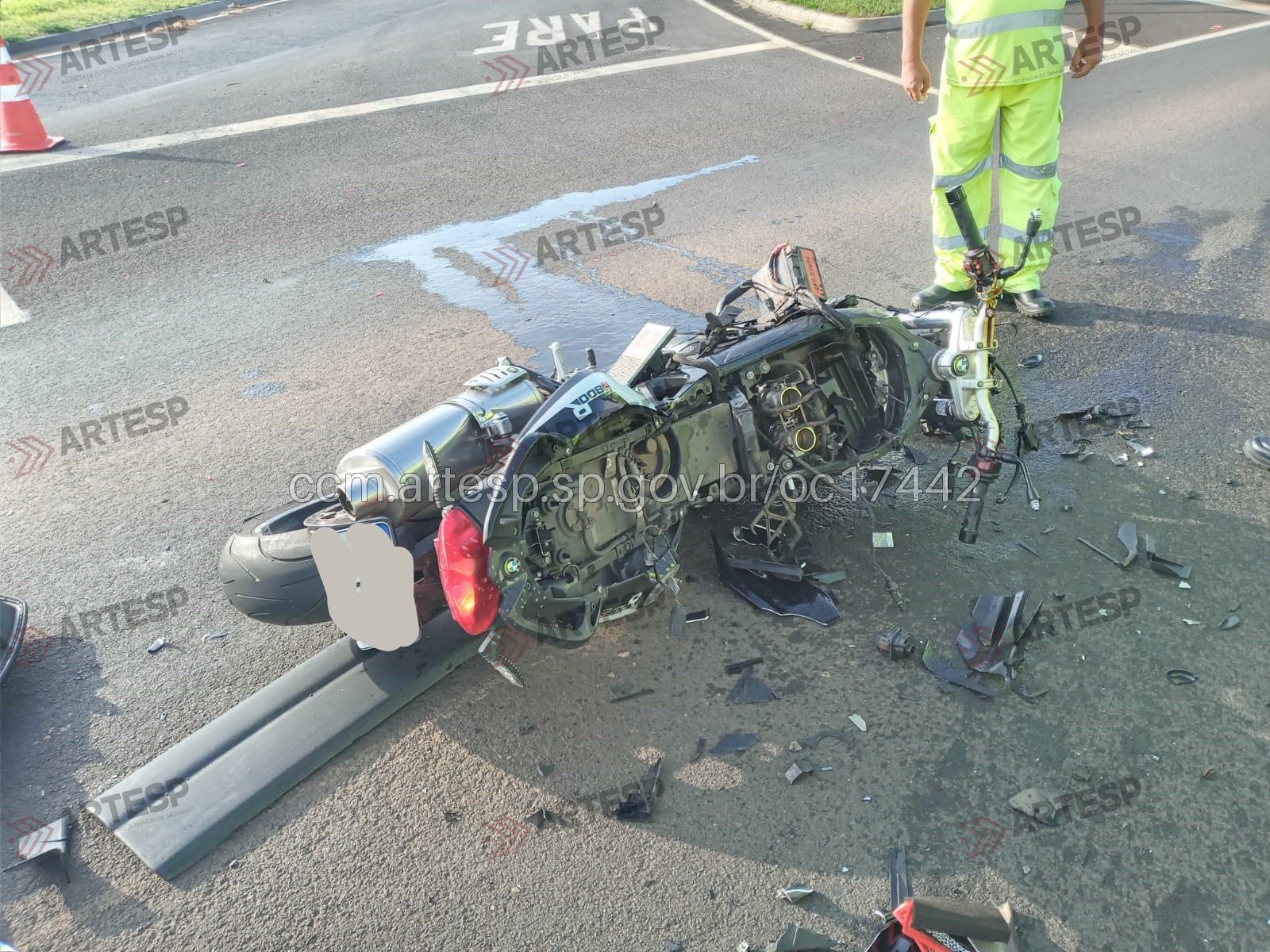 Moto fica destruída após colisão com van em Ipeúna; motociclista morreu